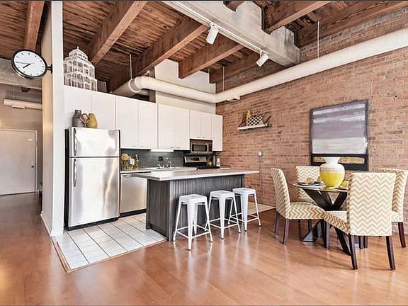 3rd image of 1122 W Newport Ave APT 2A
