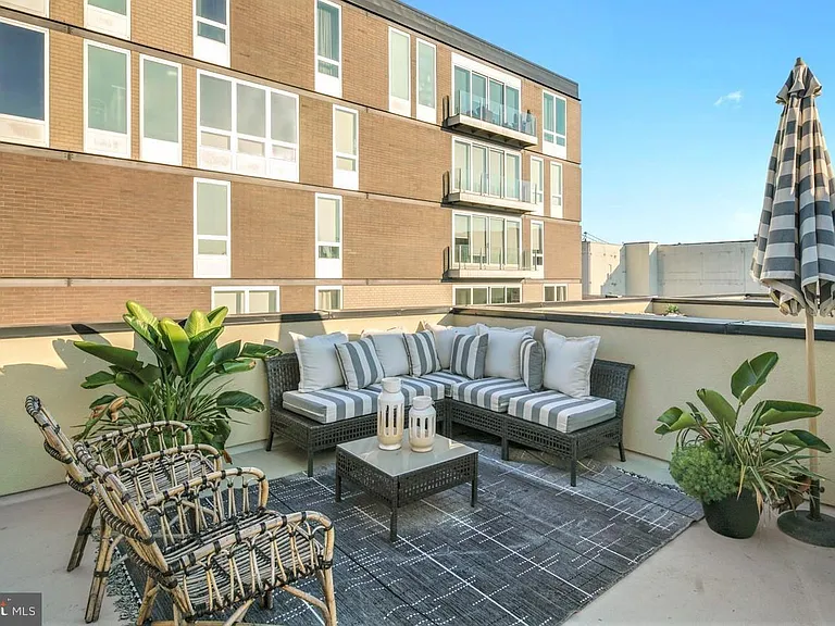 608 N American St — Photo 42