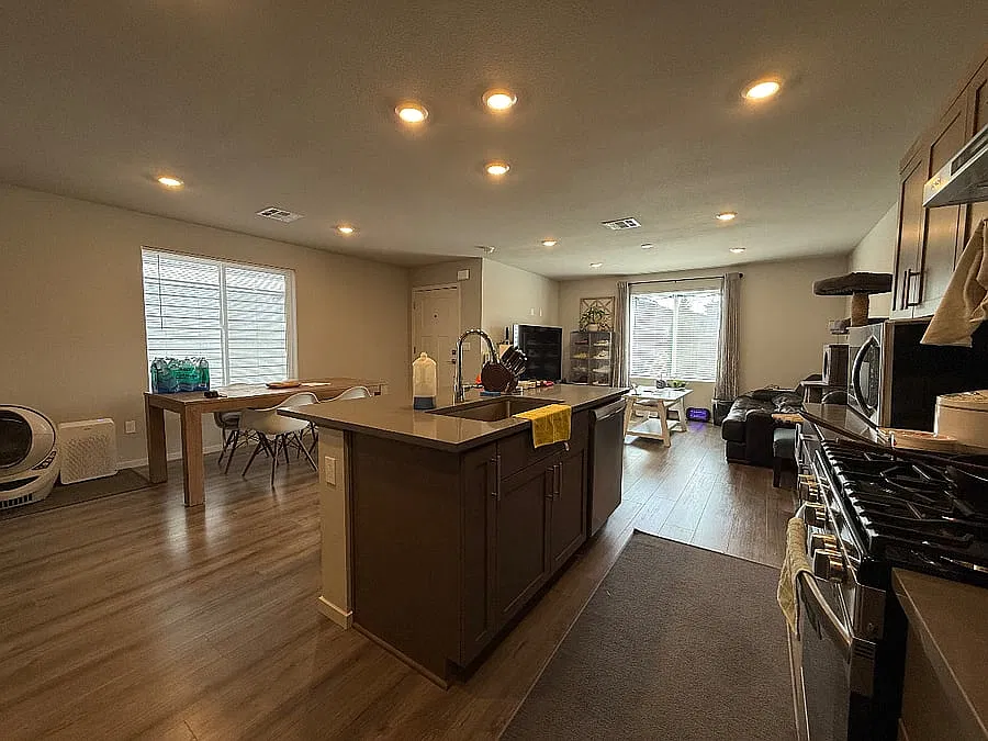 3 bed, 1665 sqft, $800 — Photo 2