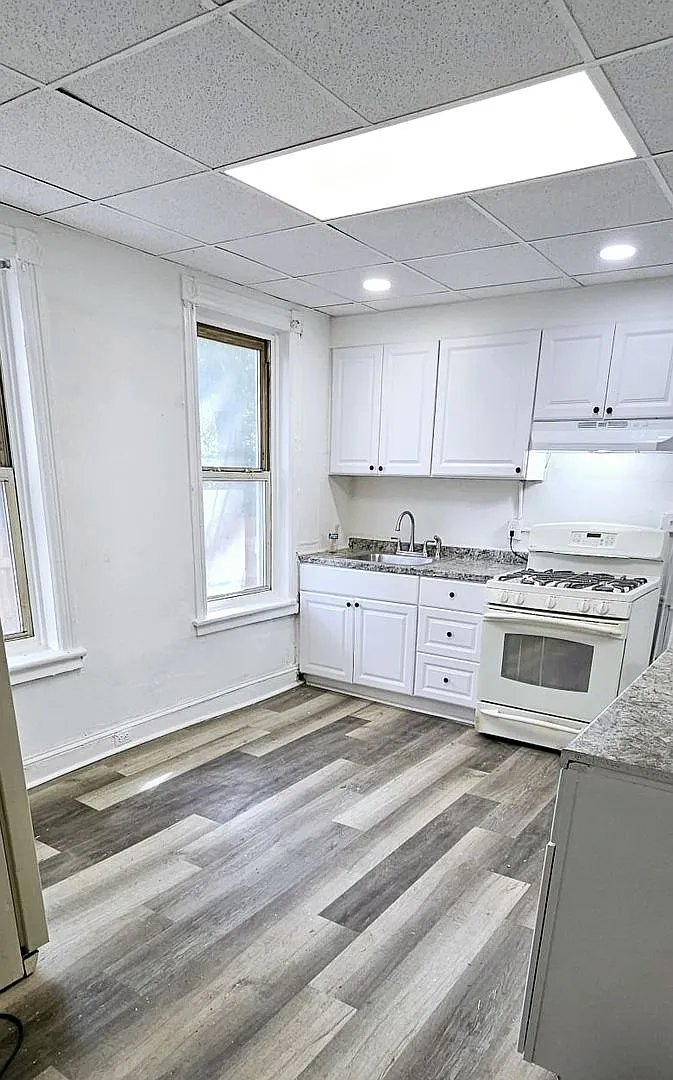 Large! Newly Remodeled 4 Bedroom Home 4 A Steal — Photo 3