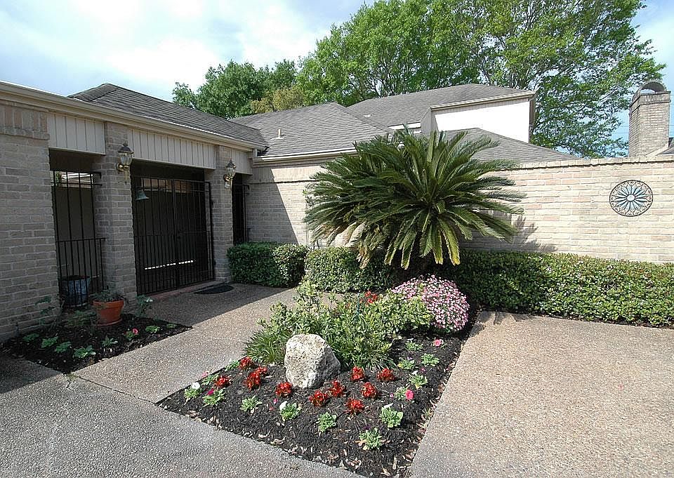 1st image of 438 Fox Briar Ln