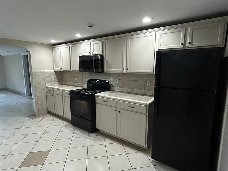 854-856 Roosevelt Pl #856A — Photo 4