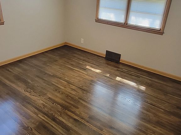 3rd image of 402 E Avenue F
