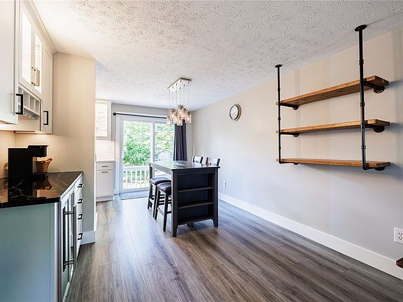 5th image of 25 Southfield Dr