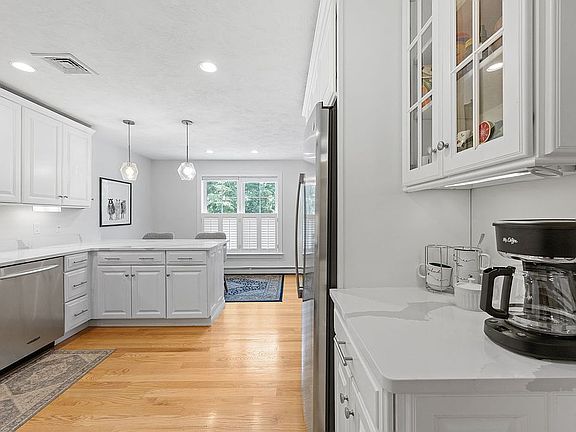 3rd image of 26 Cherry Blossom Ln