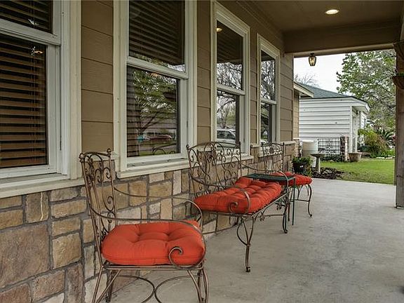 3rd image of 742 N Bailey Ave