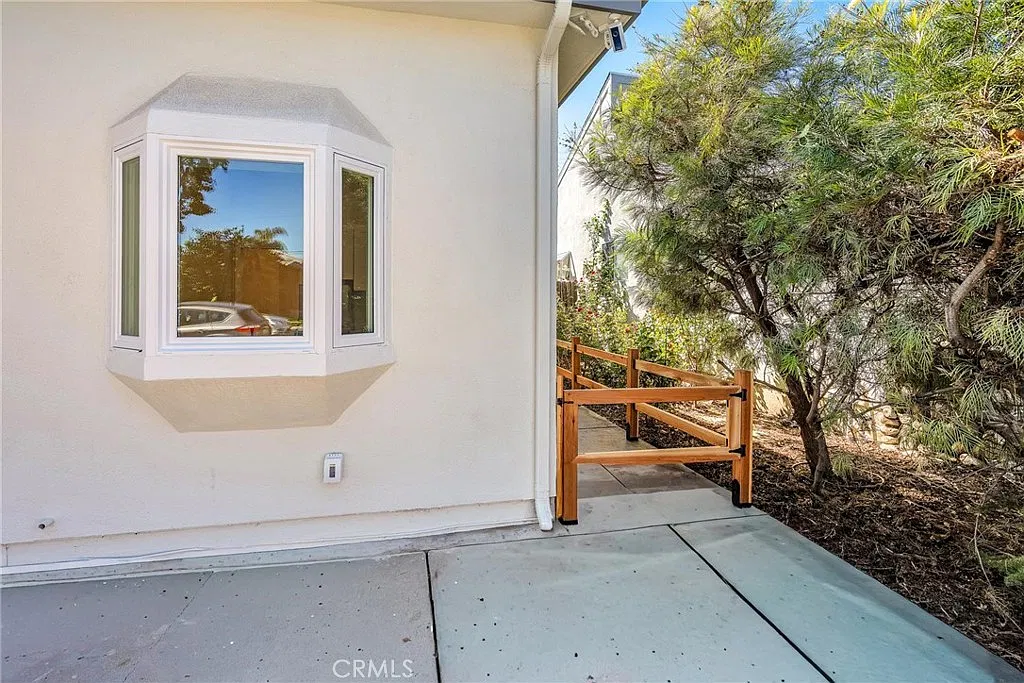 1 bed, 298 sqft, $2,400 — Photo 1