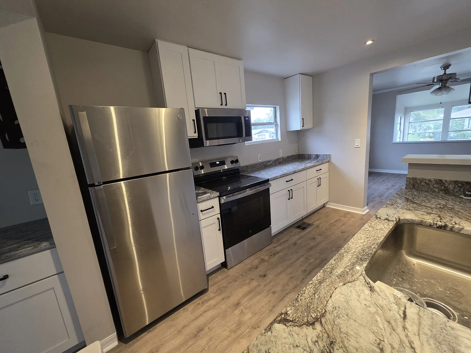 2 bed, 969 sqft, $2,050 — Photo 3
