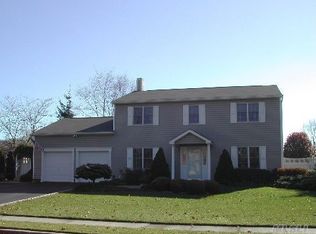 6 Yorkshire Dr, Wheatley Heights, NY 11798