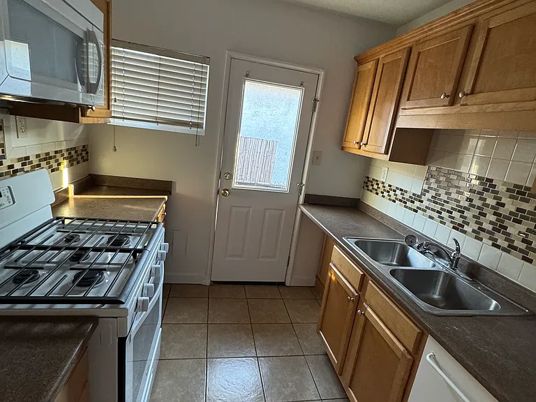 1752 Chestnut Ave #1752 — Photo 5