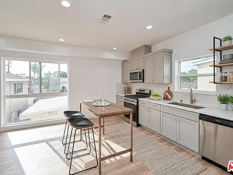 1108 Queen Anne Pl — Photo 2