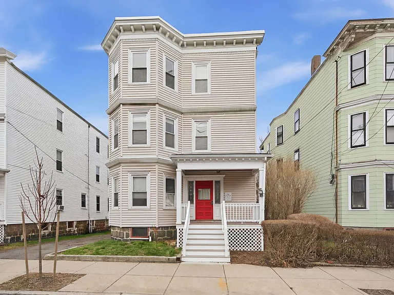 18 Gibson St #3 — Photo 2