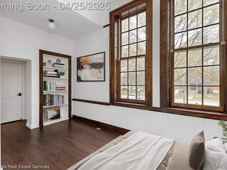 389 Saint Clair St #201 — Photo 9
