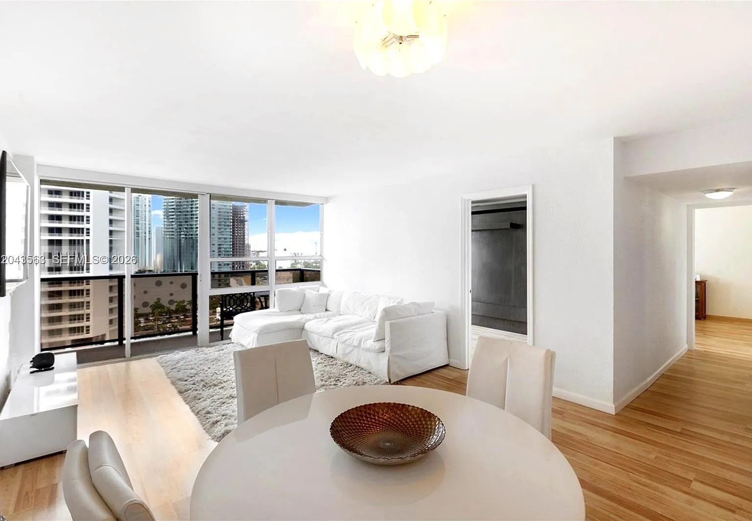 Charter Club Condo — Photo 4