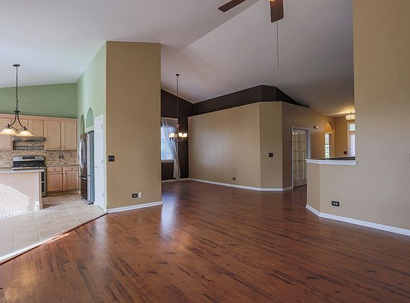 5th image of 3093 Fairmont Ave