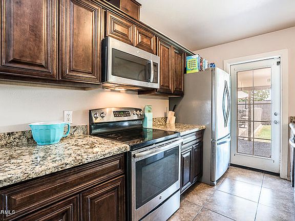 5th image of 1711 N Queensbury