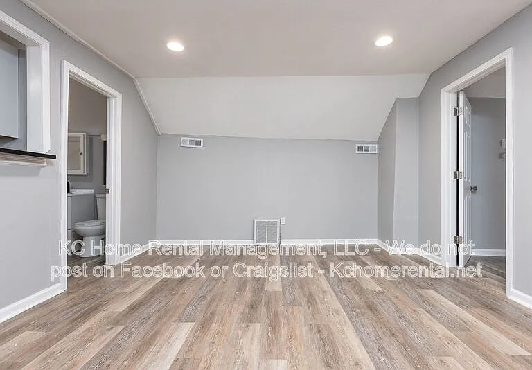 1111 W 44th St #B — Photo 12