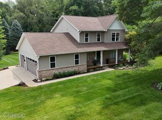8655 Pettysville Rd, Pinckney, MI 48169