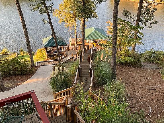 2nd image of 528 Sinclair Bluff Dr