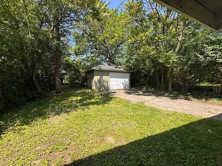 2109 Victoria Ave — Photo 4