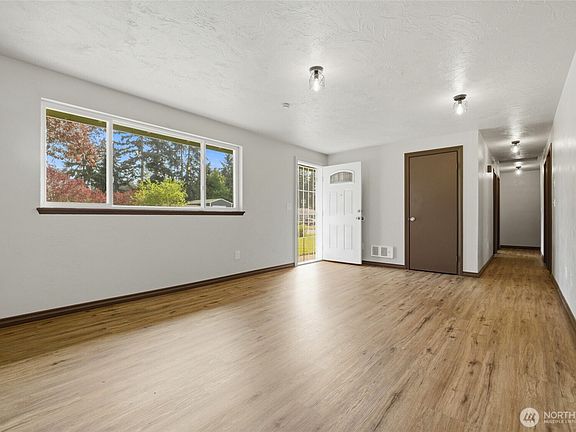 5th image of 122 Raintree Loop SE