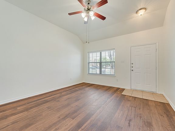 4th image of 808 Bur Oak Dr