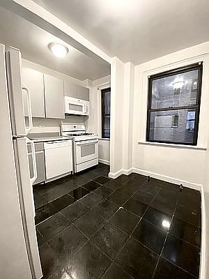 4th image of 330 E 43rd St APT 404