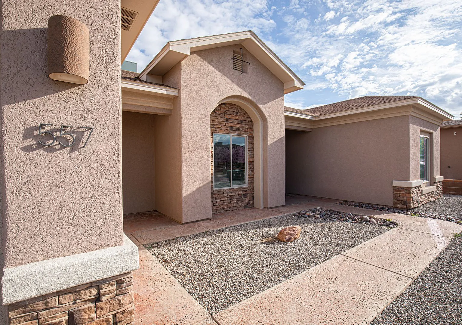 Beautiful 4 Bed 2 Bath - Dogs Allowed! — Photo 4