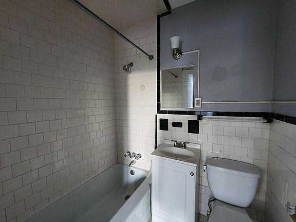 5th image of 261 Grand St Unit 1B