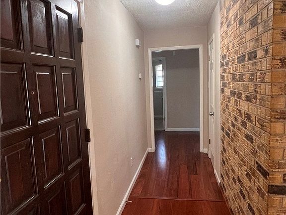 2nd image of 912 Lynn Ln