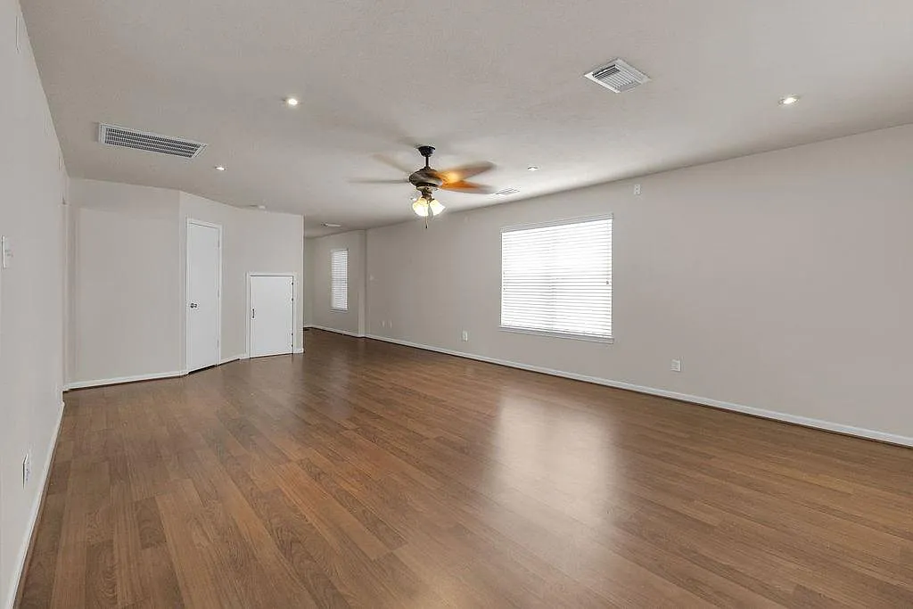 4 bed, 2.5 bath, 2220 sqft, $2,050 — Photo 3