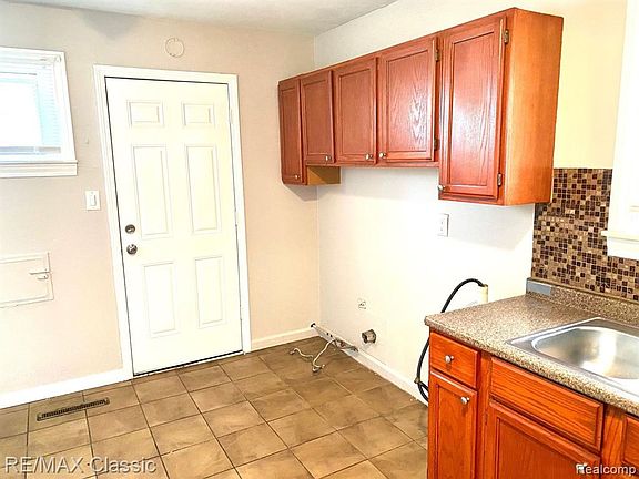 3rd image of 22011 Blackstone St