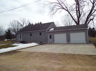 301 Cedar St, Volga, IA 52077