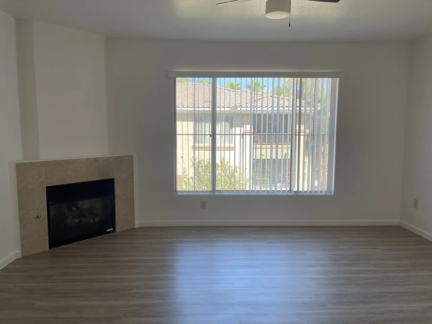 Spacious 3-Bedroom Condo in Guard-Gated Community with Garage — Photo 4