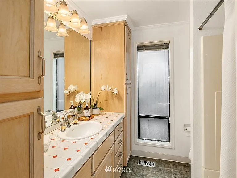 15535 SE 24th St — Photo 10