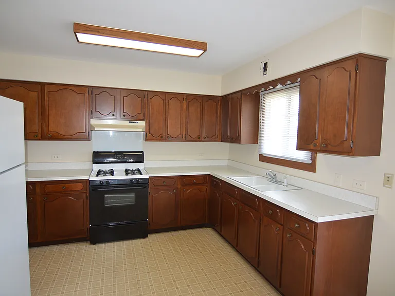 370 Eastern Ave #370 — Photo 2