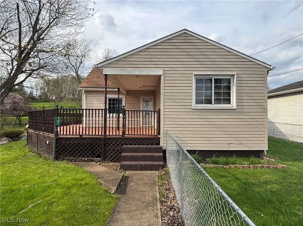 101 Sunset Ln, Follansbee, WV 26037