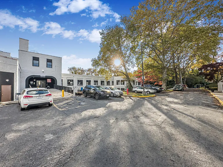 Hilltop Crescent Apartments — Photo 12