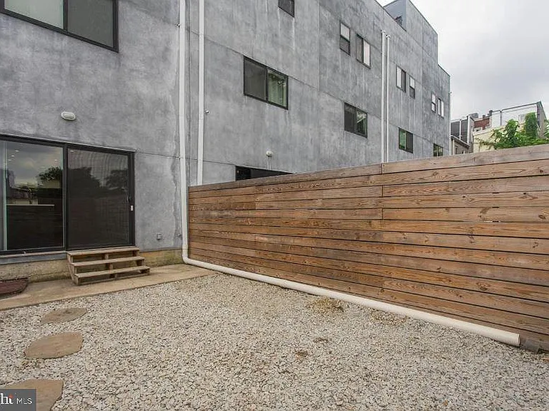 527 W Jefferson St — Photo 19