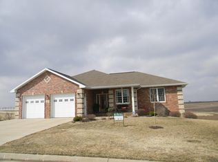 1145 Hansel Cir, Peosta, IA 52068