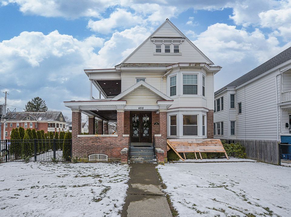 1st image of 488 Pawling Ave #1