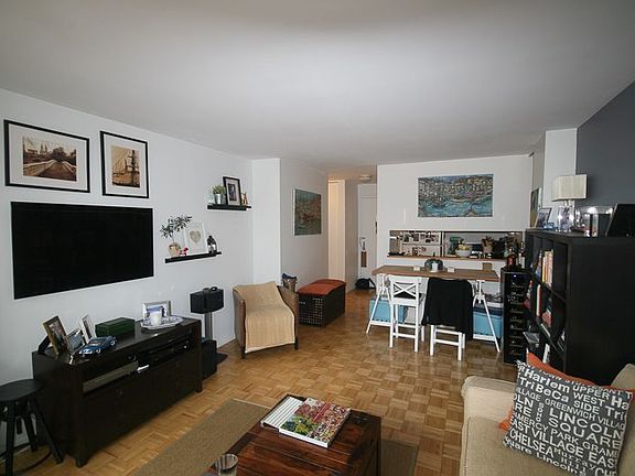 3rd image of 295 Greenwich St APT 6D