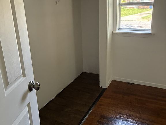 4th image of 512 Middle St