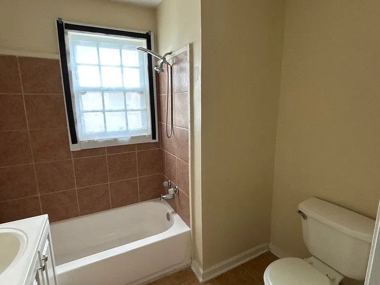 505 N College St — Photo 20