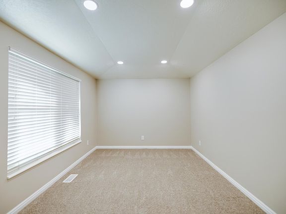 4th image of 2502 N Pear Pl