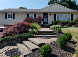 1 Cresthaven Dr, New Windsor, NY 12553