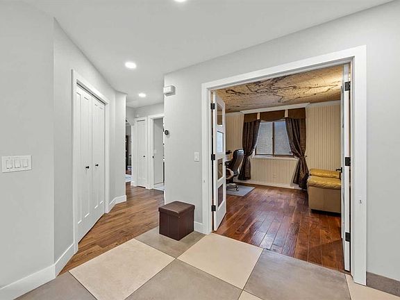 3rd image of 260 S Riverside Mews SE