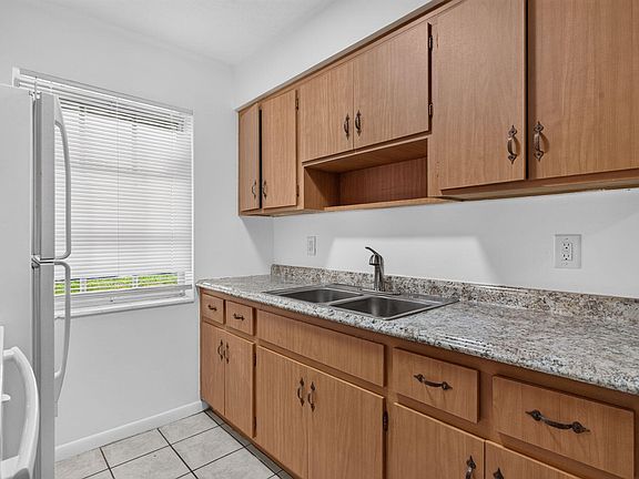 4th image of 2391 NE 11th Ct