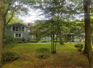692 Donna Dr, Oyster Bay, NY