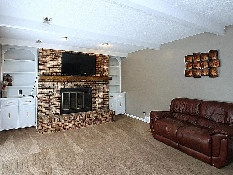 15211 Bemis St — Photo 3